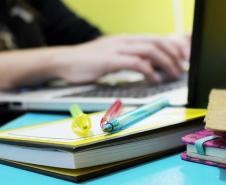 UEL oferta curso gratuito de especialização com foco em tecnologia e educação