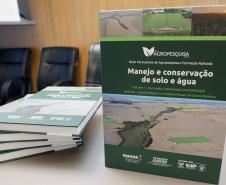 Rede AgroParaná lança livro com 35 pesquisas sobre conservação de solo e água