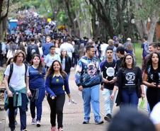 Universidade Estadual de Londrina aplica primeira fase do Vestibular 2024 neste domingo