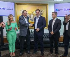 Tecpar assina acordo com empresa para ampliar produção da vacina antirrábica veterinária