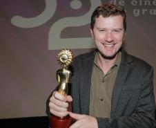 Com filme apoiado pelo Estado, cineasta do Paraná recebe prêmio em Gramado
