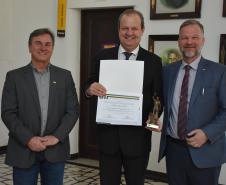 Representantes do Estado recebem homenagem por atuação no fomento científico