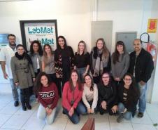 Pesquisadora da Unicentro inova com transformação de resíduo de alumínio como base em tratamento de água e pigmento para indústria