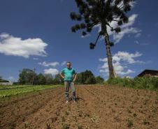 SÃO JOSÉ DOS PINHAIS (BRASIL), 25/10/2024; O produtor de orgânicos Luiz Claudio Ravaglio da Rocha que é certificado pelo TECPAR, Paraná, Brasil.