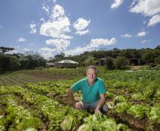 SÃO JOSÉ DOS PINHAIS (BRASIL), 25/10/2024; O produtor de orgânicos Luiz Claudio Ravaglio da Rocha que é certificado pelo TECPAR, Paraná, Brasil.