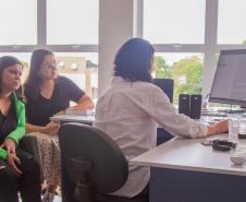 Inédito: aluna com deficiência visual faz prova de proficiência em língua estrangeira na UEPG