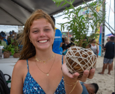 Veranistas aprendem a fazer vaso de plantas com fibra de coco em oficina no Verão Maior