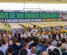 Em parceria com deputados, Governo começa entrega de 209 ônibus para a educação