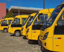 Em parceria com deputados, Governo começa entrega de 209 ônibus para a educação