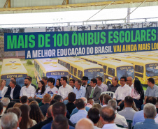 Em parceria com deputados, Governo começa entrega de 209 ônibus para a educação