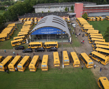 Em parceria com deputados, Governo começa entrega de 209 ônibus para a educação