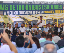 Em parceria com deputados, Governo começa entrega de 209 ônibus para a educação