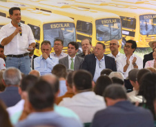 Em parceria com deputados, Governo começa entrega de 209 ônibus para a educação