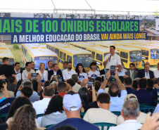 Em parceria com deputados, Governo começa entrega de 209 ônibus para a educação
