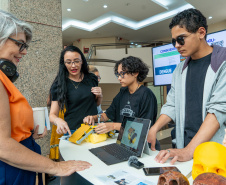 Clubes de ciências: alunos de colégios estaduais apresentam projetos a adultos na Fiep
