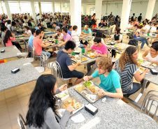 Ratinho Junior sanciona lei que garante segurança alimentar a universitários no Paraná