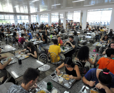 Ratinho Junior sanciona lei que garante segurança alimentar a universitários no Paraná