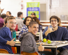 Ratinho Junior sanciona lei que garante segurança alimentar a universitários no Paraná