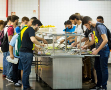 Ratinho Junior sanciona lei que garante segurança alimentar a universitários no Paraná