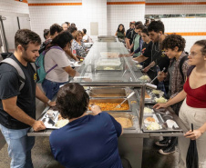Ratinho Junior sanciona lei que garante segurança alimentar a universitários no Paraná