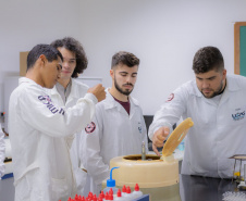 Governo seleciona profissionais para modernizar indústrias; bolsa é de R$ 5,1 mil