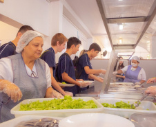 Ratinho Junior sanciona lei que garante segurança alimentar a universitários no Paraná