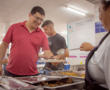 Ratinho Junior sanciona lei que garante segurança alimentar a universitários no Paraná