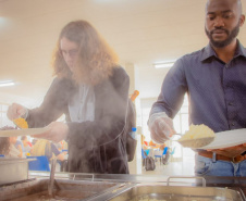 Ratinho Junior sanciona lei que garante segurança alimentar a universitários no Paraná