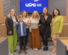 UEPG recebe terceira cientista ucraniana para desenvolvimento de pesquisas na poesia