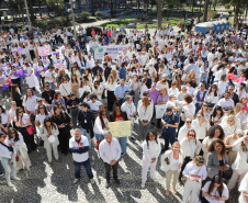 Caminhada contra o feminicídio reúne 2 mil pessoas em Curitiba: ato acontece em 181 cidades