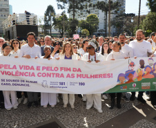 Caminhada contra o feminicídio reúne 2 mil pessoas em Curitiba: ato acontece em 181 cidades