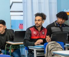 Travessia para o futuro: Talento Tech impulsiona carreira de jovens da Ilha das Peças