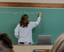 PDE 2025-27 vai capacitar 1.533 professores; participantes subirão ao Nível 3 da carreira