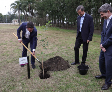 Ratinho Junior visita cooperativa e Centro de Inovação na Argentina