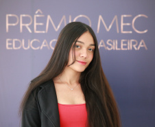 Professor de Artes Cênicas da UEM conquista o Prêmio Jabuti Acadêmico
