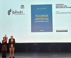 Professor de Artes Cênicas da UEM conquista o Prêmio Jabuti Acadêmico