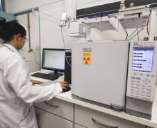 Laboratório da UEM realiza detecção de níveis de metanol em bebidas