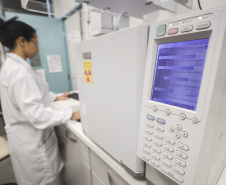 Laboratório da UEM realiza detecção de níveis de metanol em bebidas