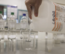 Laboratório da UEM realiza detecção de níveis de metanol em bebidas