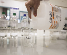 Laboratório da UEM realiza detecção de níveis de metanol em bebidas