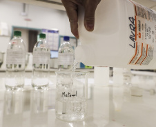 Laboratório da UEM realiza detecção de níveis de metanol em bebidas