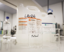 Laboratório da UEM realiza detecção de níveis de metanol em bebidas