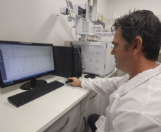 Laboratório da UEM realiza detecção de níveis de metanol em bebidas