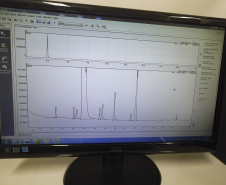 Laboratório da UEM realiza detecção de níveis de metanol em bebidas