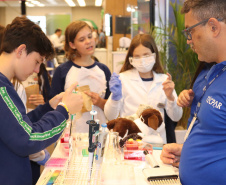 Com laboratório simulado, Tecpar apresenta trabalho a visitantes no Paraná Faz Ciência