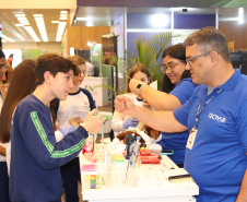 Com laboratório simulado, Tecpar apresenta trabalho a visitantes no Paraná Faz Ciência