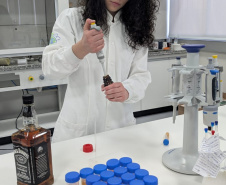Rede colaborativa de universidades oferece testes de detecção de metanol em bebidas