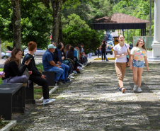 Com 5.981 candidatos, Unicentro aplica provas do Vestibular 2026