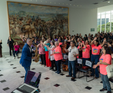 Estado lança programa Paraná Amigo da Pessoa Idosa e oficializa Bolsa Cuidador