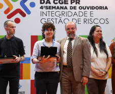 Vencedores do 3º Concurso de Redação da CGE recebem prêmios